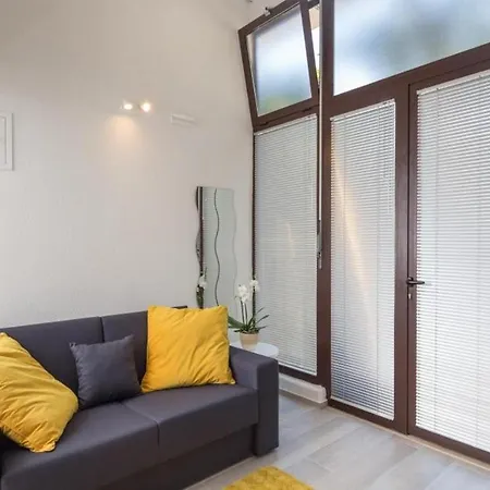 Pomet - Premium Duplex Studio With City View
